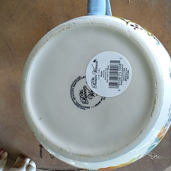 Pioneer Woman discontinued Willow pattern 3.2 qt pitcher - Picture 4 of 5